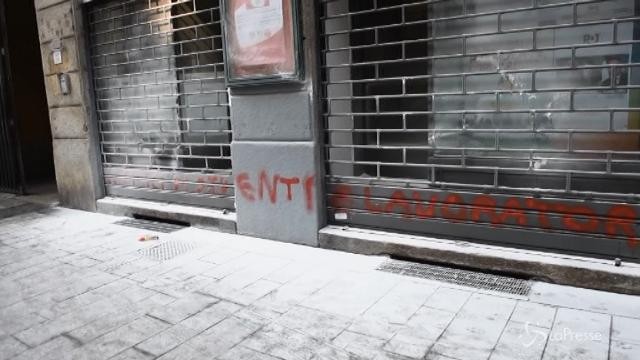 Scuola,blitz contro sede Pd durante manifestazione studenti a Milano