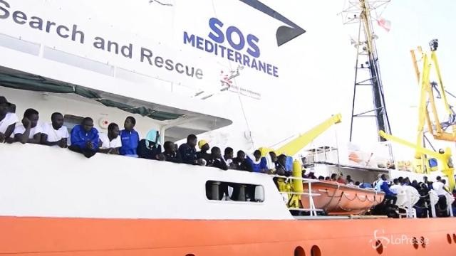 VIDEO Sbarcano a Palermo 600 migranti: 241 sono minori