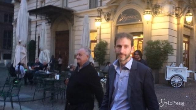 VIDEO Torino, l’evento in ricordo di Dario Fo: Davide Casaleggio non risponde ai giornalisti