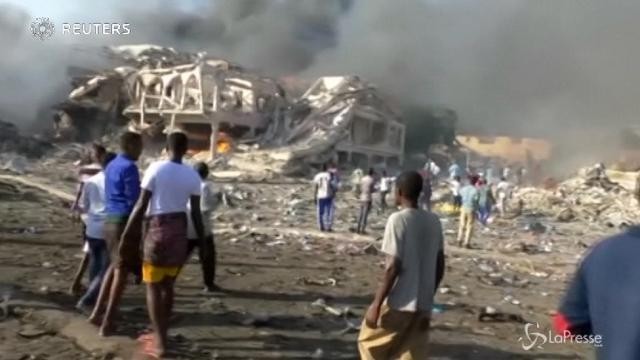 VIDEO Somalia, due auto-bomba a Mogadiscio: almeno 30 morti