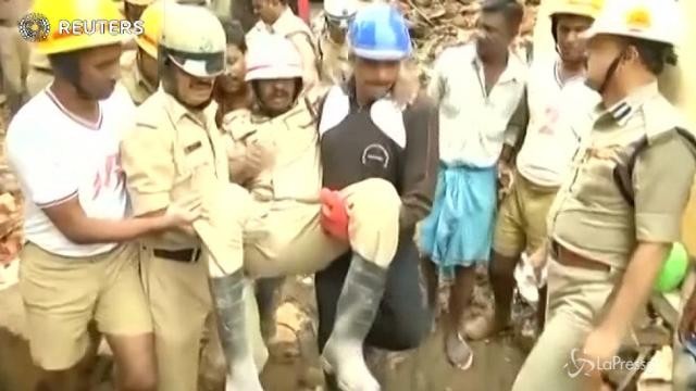 Crolla edificio in India, 6 morti
