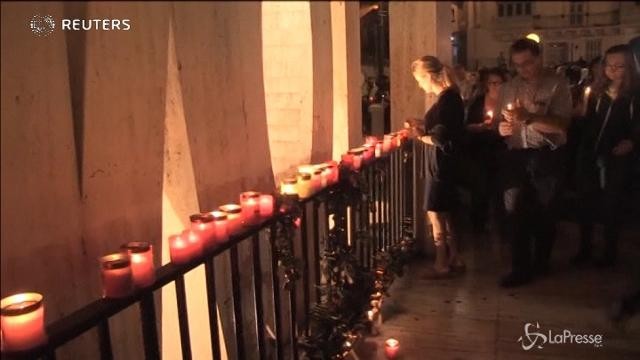 Migliaia di candele per ricordare la blogger uccisa a Malta