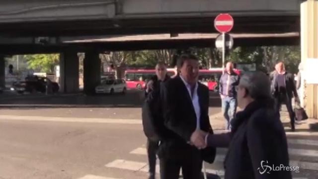 Renzi sale sul treno del Pd: “Vediamo di non perderlo”