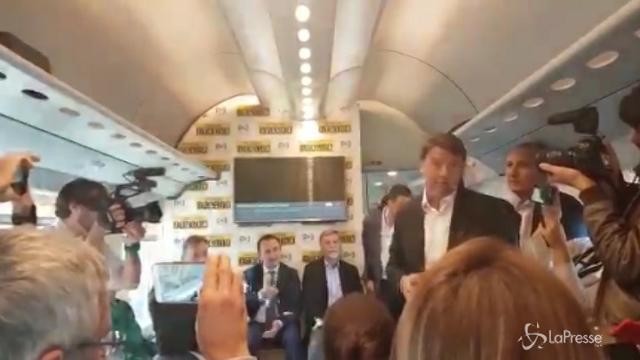 Matteo Renzi accoglie i giornalisti sul treno del Pd