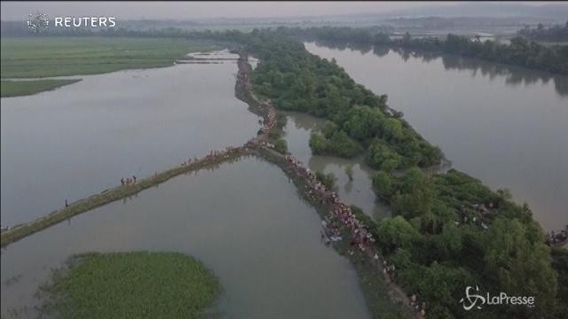 Il drone riprende la fuga dei Rohingya verso il Bangladesh