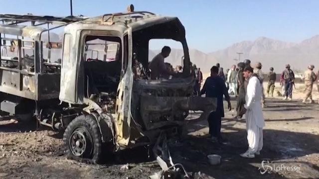 Pakistan, autobomba contro camion polizia: almeno 6 morti