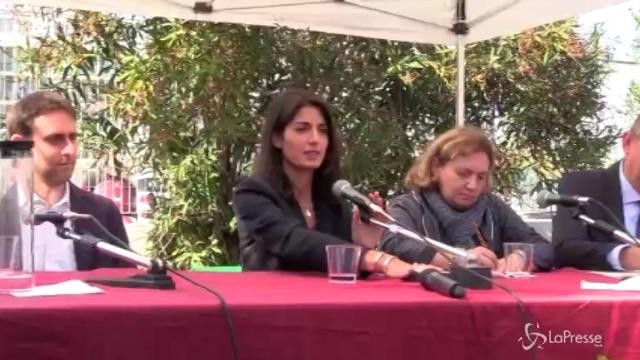 Virginia Raggi contestata a Ostia