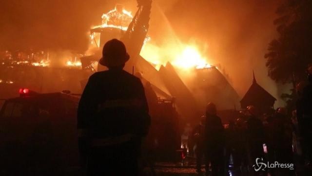 Birmania, incendio distrugge un lussuoso hotel di Rangoon