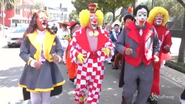 La marcia dei clown in Messico