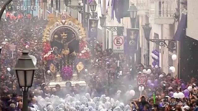 Perù, migliaia in marcia per adorare il “Signore dei Miracoli”