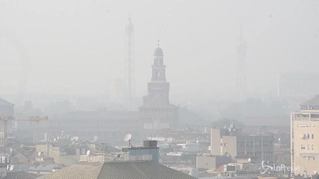 Milano immersa in una nube di smog