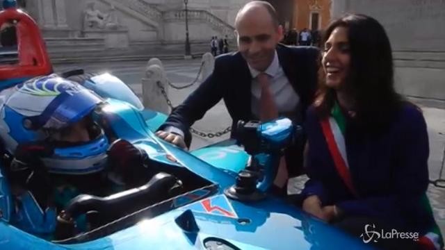 Formula E, sindaca Raggi: “Posso tirare qui?”, ma è il pulsante per estrarre il pilota