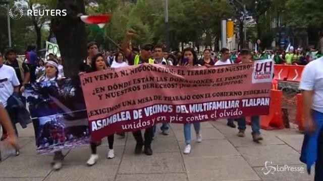 Messico, manifestazione in piazza a favore della ricostruzione
