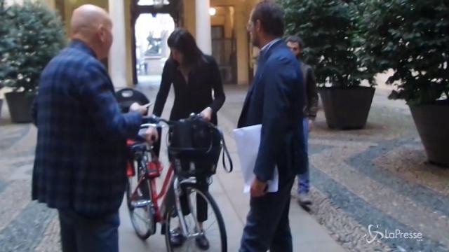 Torino: la sindaca Appendino sfida lo smog in bicicletta