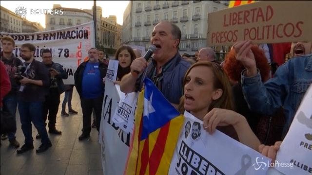 Spagna, in piazza a Madrid per sostenere la Catalogna