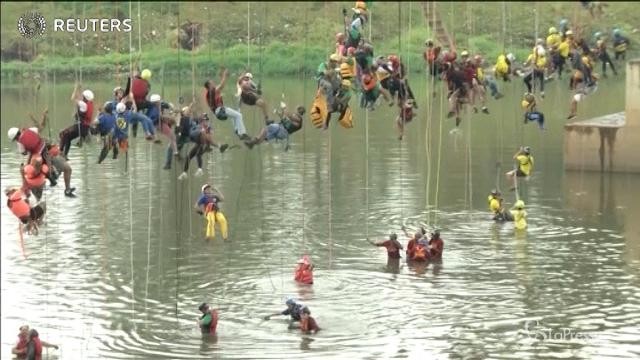 Brasile, 245 persone si lanciano da un ponte per entrare nel Guinnes