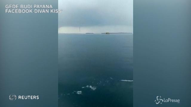 India, tre trombe d’acqua a largo di Giacarta
