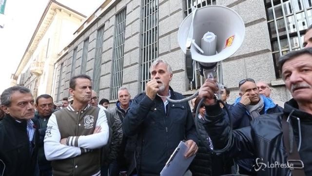 Milano, tassisti in strada contro la concorrenza sleale di Uber