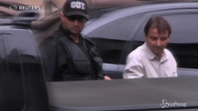 Battisti per ora resta libero