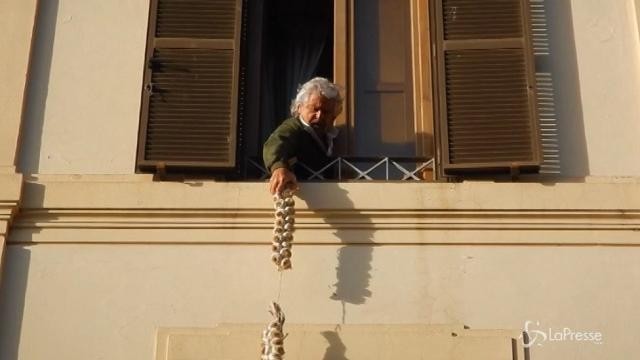 Rosatellum, Grillo appende l’aglio fuori dalla finestra