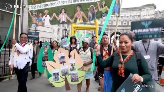 I leader indigeni a Londra contro il cambiamento climatico
