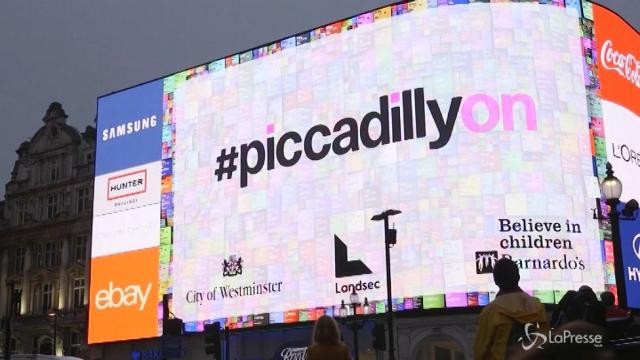 Tornano le luci a Piccadilly Circus: riacceso il maxischermo