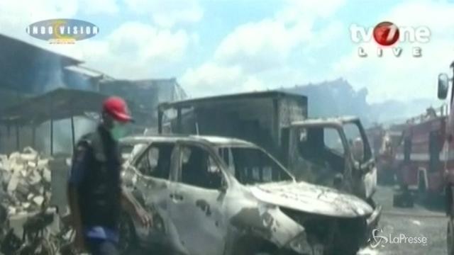 Indonesia, esplode fabbrica di fuochi d’artificio