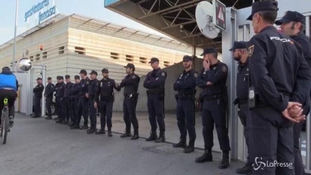 Spagna, Mossos cercano di bruciare documenti sul referendum