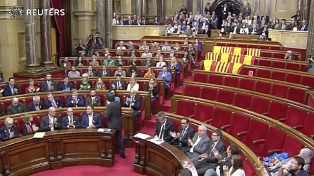 Indipendenza Catalogna: il voto di Puigdemont accompagnato dagli applausi