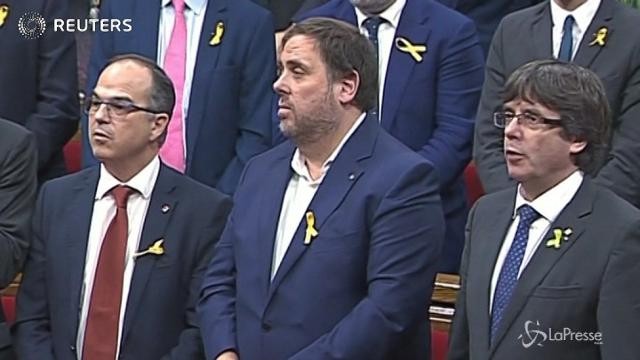 Catalogna, il Parlamento annuncia l’indipendenza: i deputati cantano l’inno