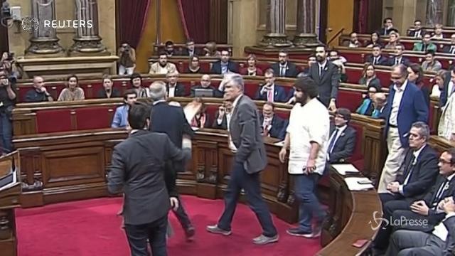Catalogna: Parlamento approva indipendenza