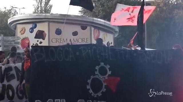 Milano, blitz degli autonomi al centro commerciale Portello