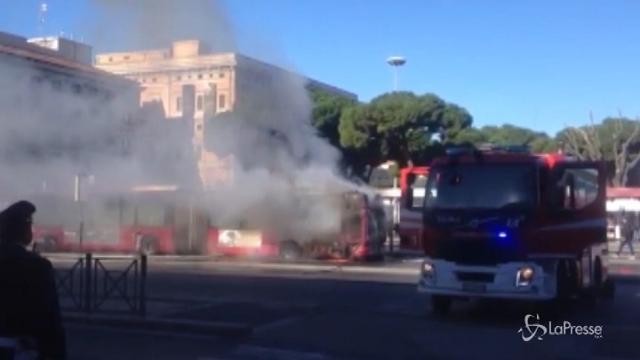 Roma, a fuoco un autobus alla stazione Termini
