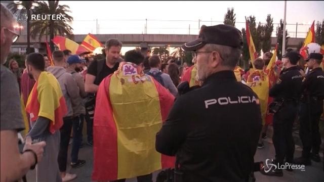 Barcellona, dimostranti contro l’indipendenza catalana