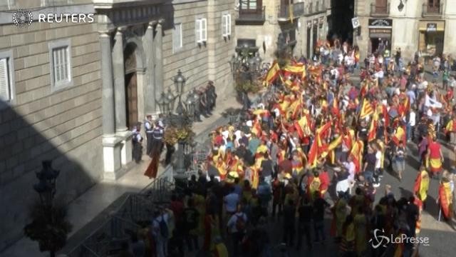 Marcia degli unionisti a Barcellona, tensioni davanti al Parlamento catalano
