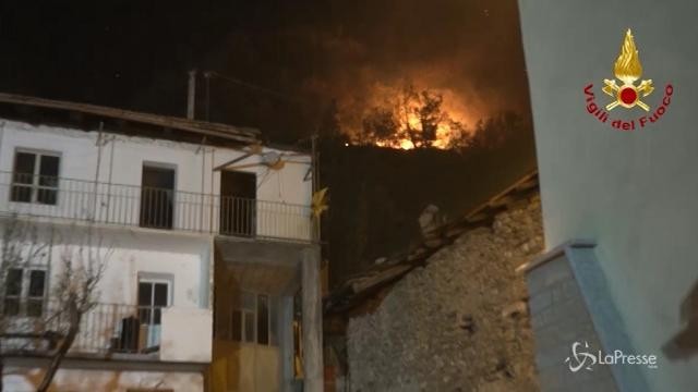 Incendi in Piemonte: il fuoco non dà tregua neppure di notte