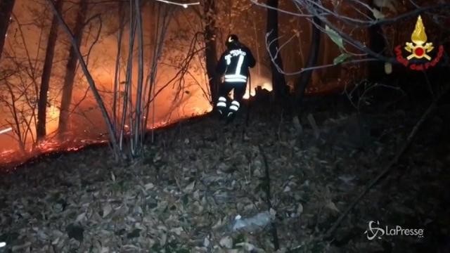 Varese, si lotta ancora contro le fiamme a Campo dei Fiori