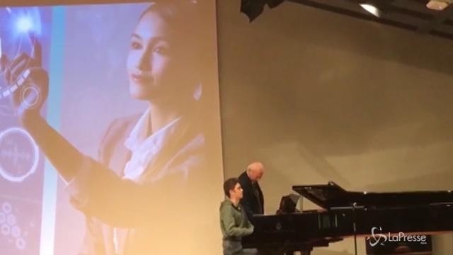 Piero Angela al pianoforte con un giovane studente