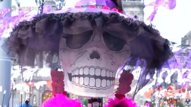 Messico, scheletri di cartapesta e dolcetti per festeggiare il giorno dei morti