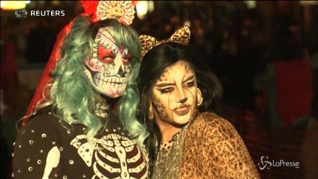 Los Angeles, le maschere di Halloween invadono le strade