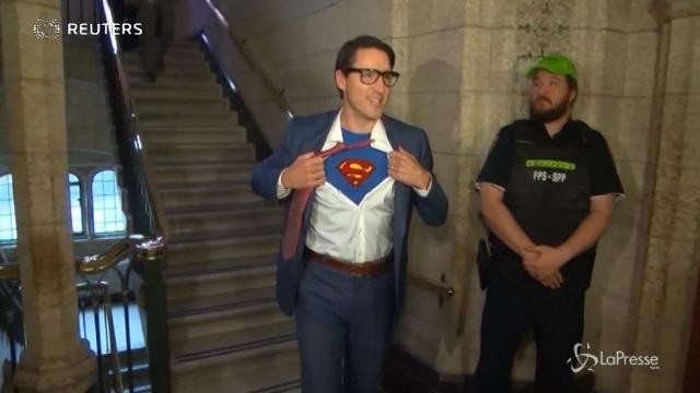 Canada, Trudeau si trasforma in Superman per Halloween