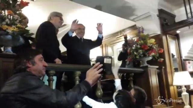 Berlusconi al caffè Spinnato: “Siete bellissimi, ma io il più giovane”