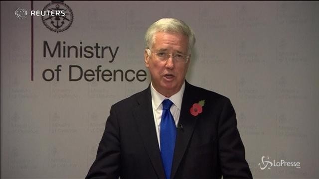 Londra, si dimette il ministro della Difesa Michael Fallon