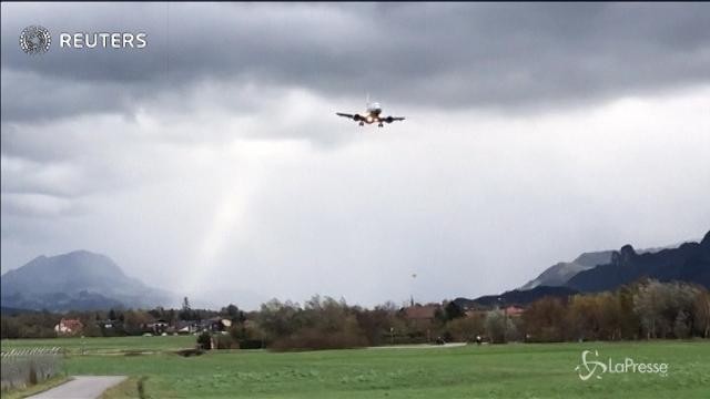 Il forte vento impedisce l’atterraggio: aereo abbandona Salisburgo
