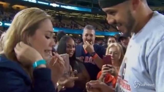 Star del baseball fa la proposta di nozze in campo, Miss Texas dice sì