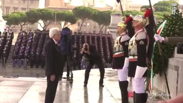 Mattarella depone la corona d’alloro al milite ignoto