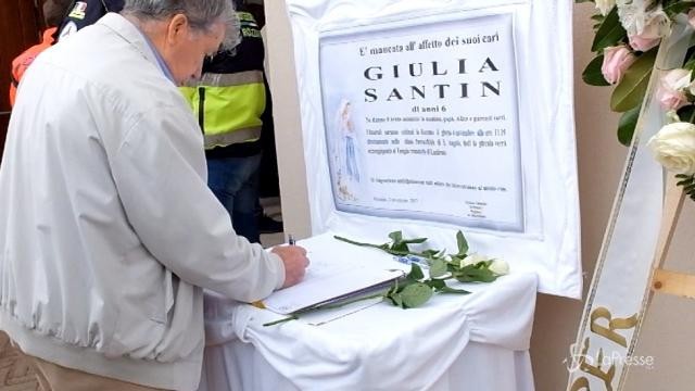 Rozzano: i funerali della piccola Giulia morta di meningite