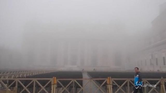 Roma, il cupolone scompare nella nebbia