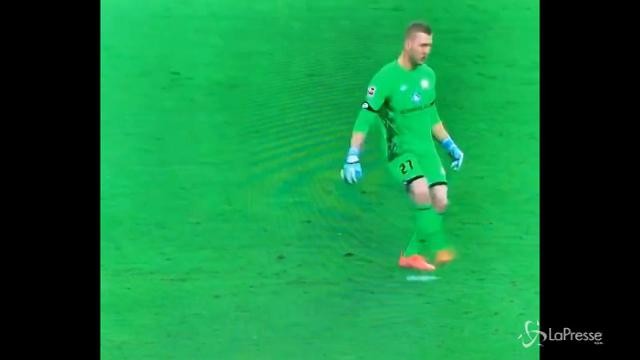 La palla si allontana ma lui non se ne accorge_ la ‘papera’ del portiere di Bundesliga