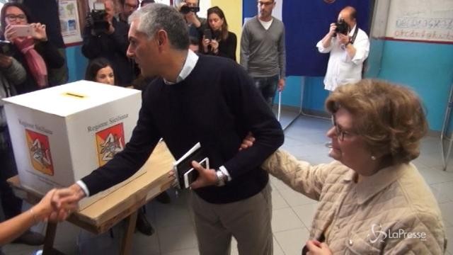 Regionali Sicilia: Micari al seggio a braccetto con la mamma